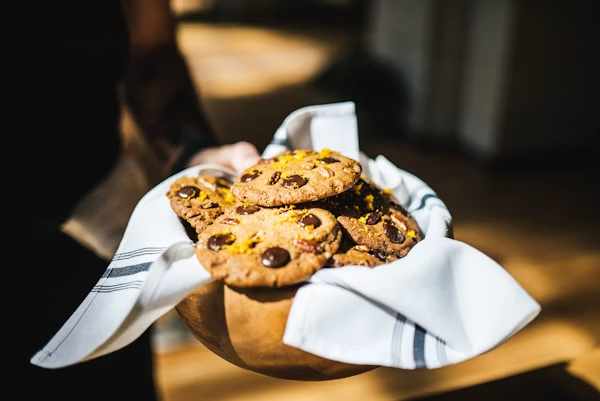 Roti dipanggang di dalam oven hingga keemasan