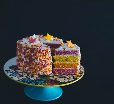 Proses menghias kue di dapur