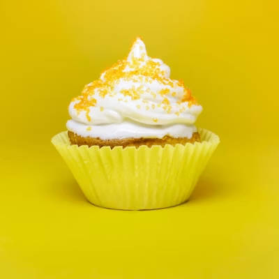Muffin dan kue cangkir di atas meja