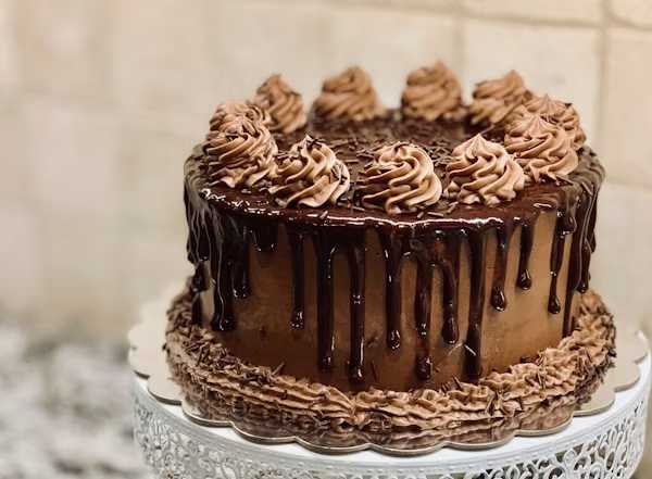 Kue ulang tahun cokelat berhias